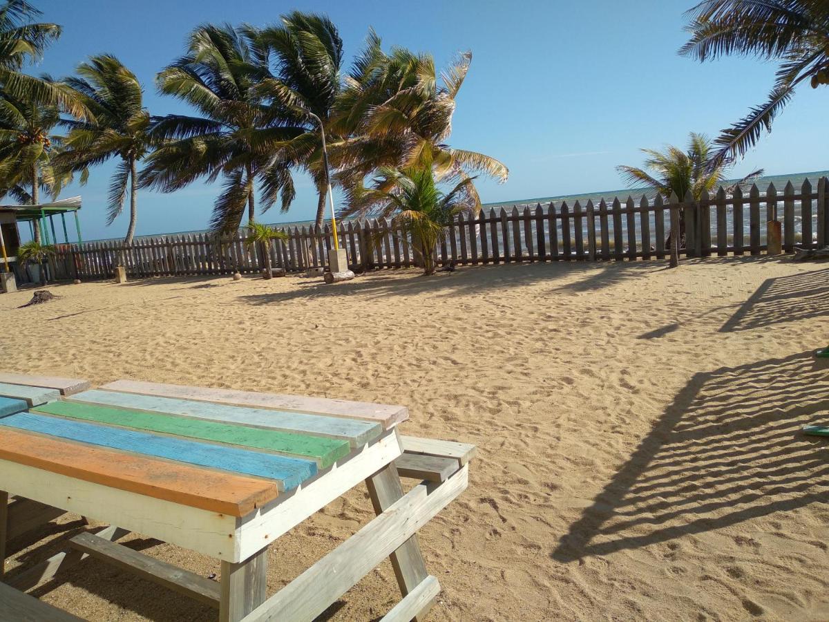 Pal'S On The Beach - Dangriga, Belize Buitenkant foto