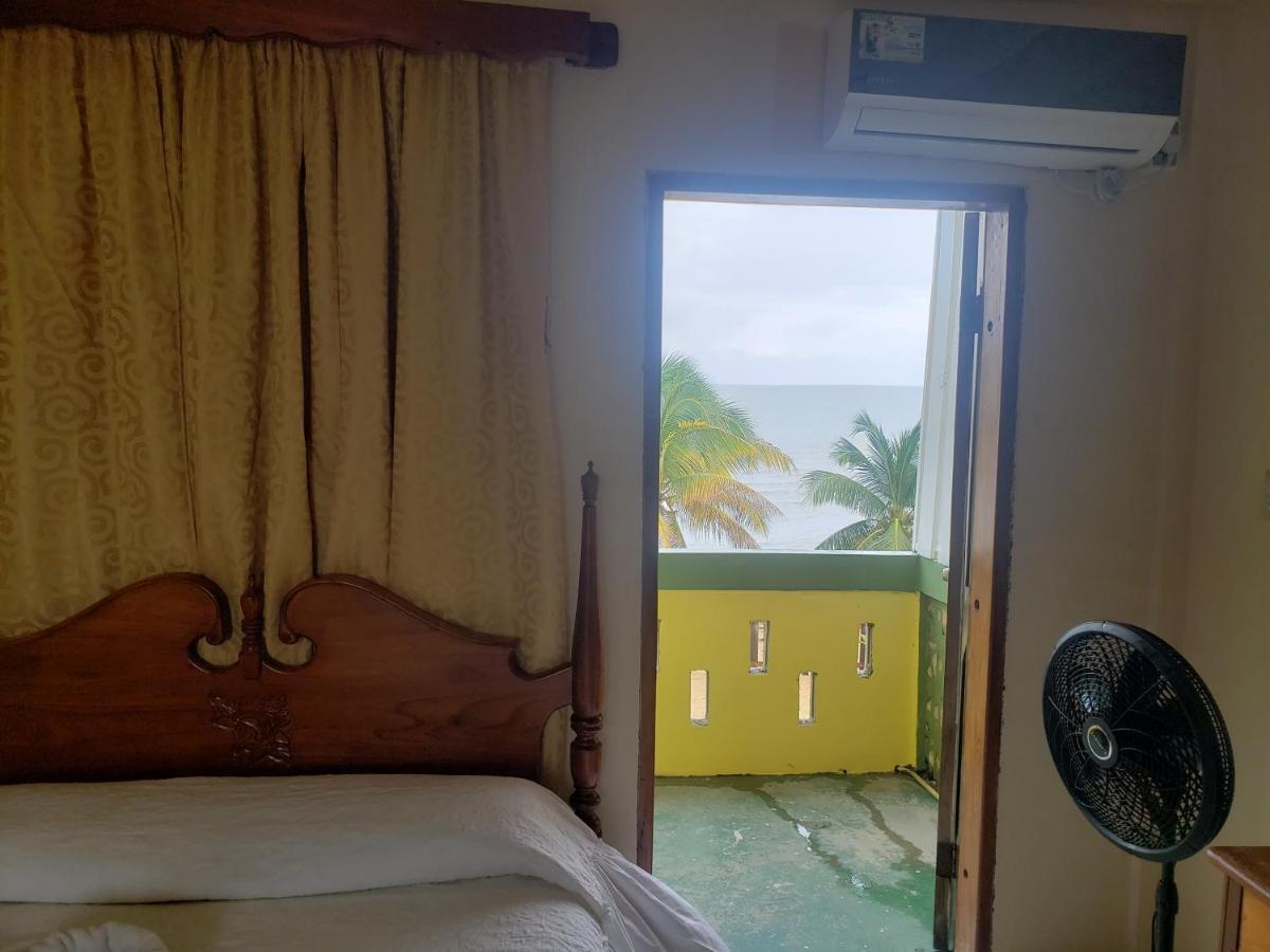 Pal'S On The Beach - Dangriga, Belize Buitenkant foto