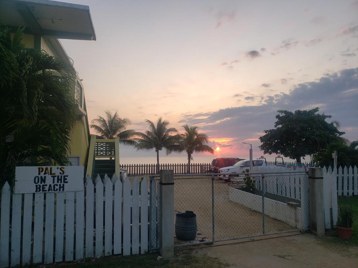 Pal'S On The Beach - Dangriga, Belize Buitenkant foto
